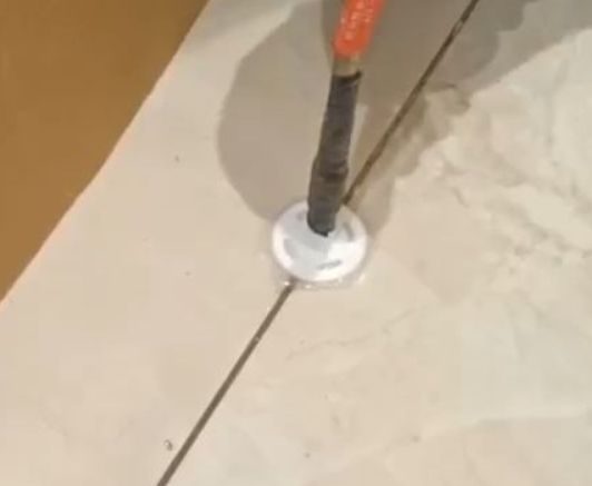 梁园瓷砖空鼓维修公司专业解答瓷砖在铺贴过程中，如果没有涂抹均匀到位的粘结材料（如水泥砂浆或瓷砖胶），可能会导致以下问题